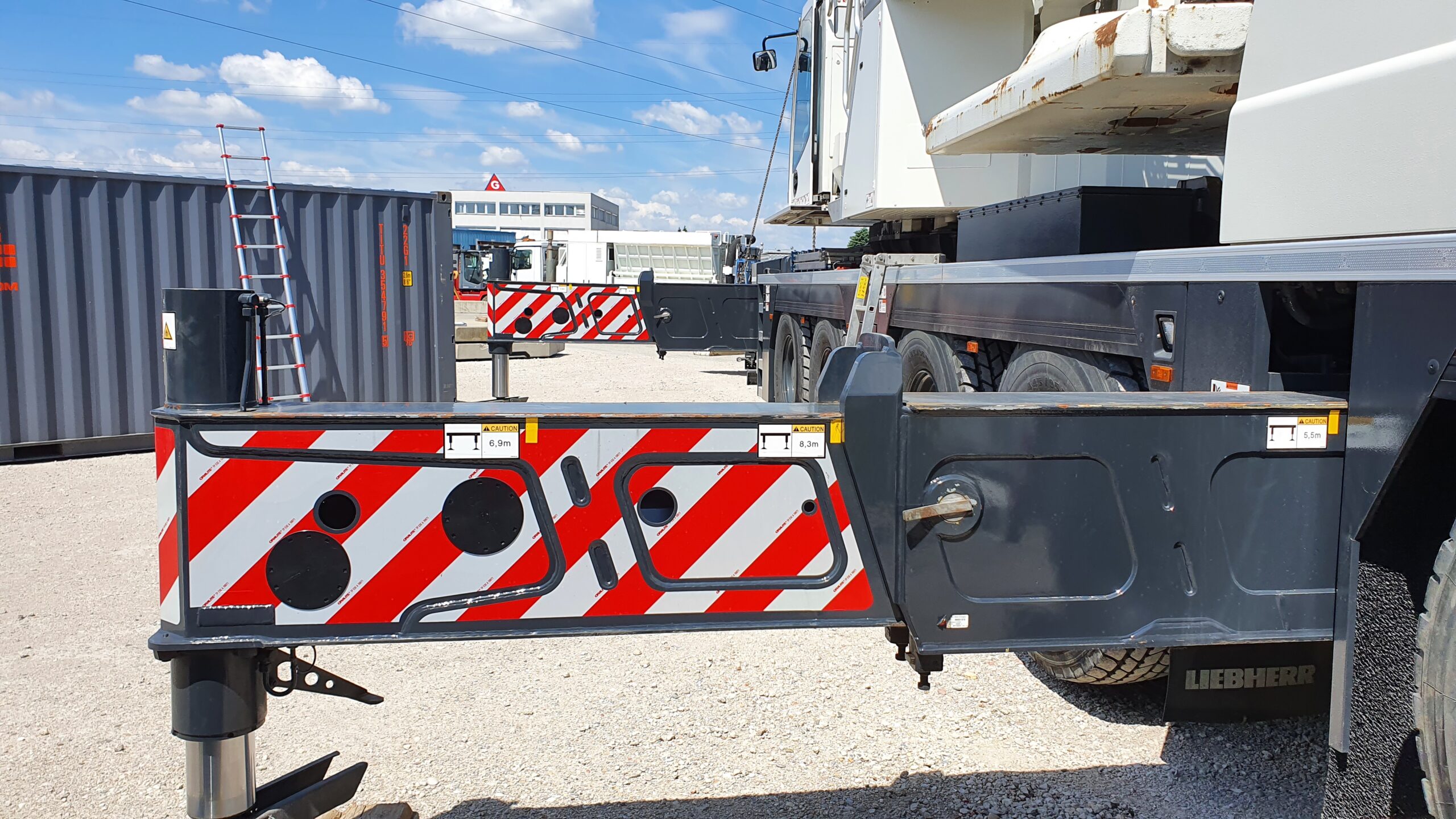 Fahrzeugkran Liebherr beim Einsatz