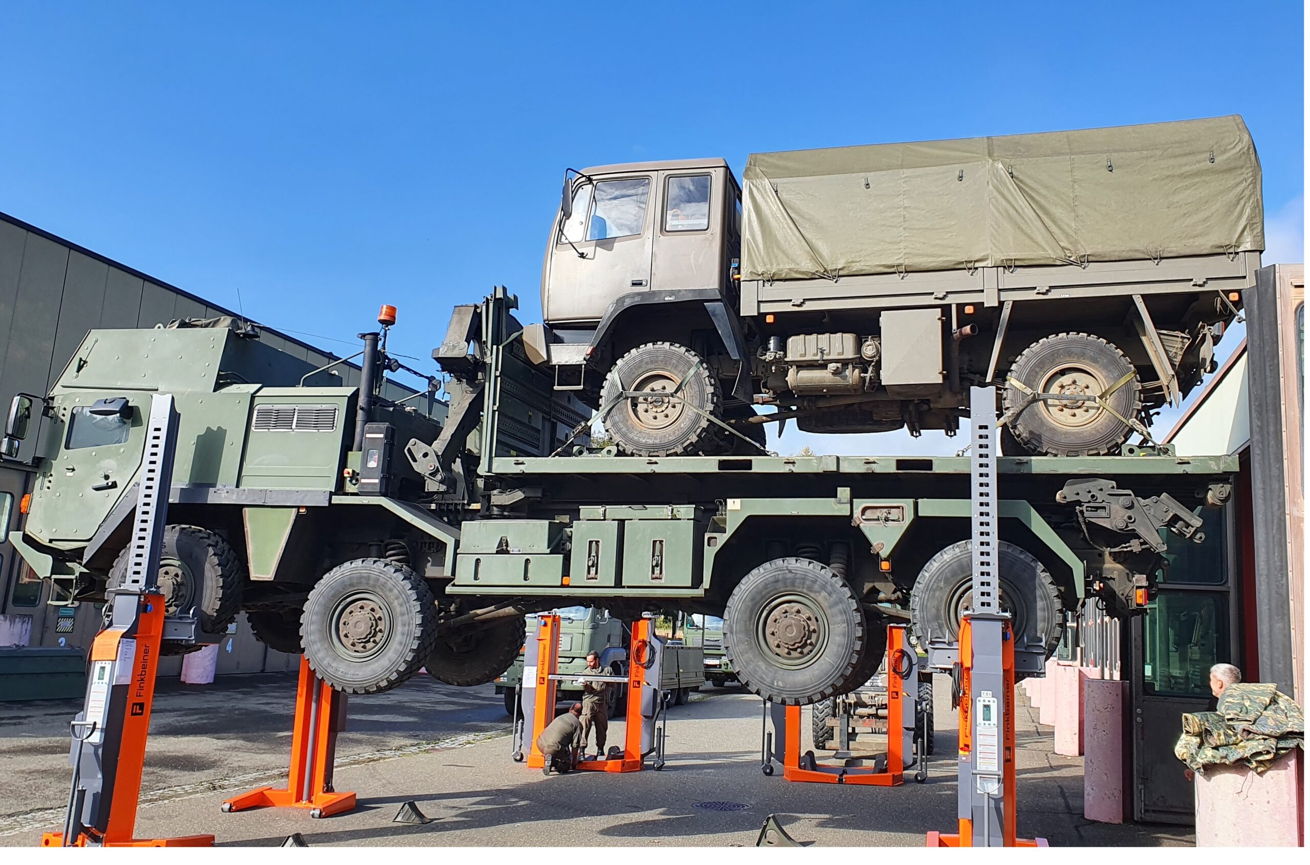 Wenn ein Lastwagen zu wenig ist:
Dann nhemn wir doch 2 ;)