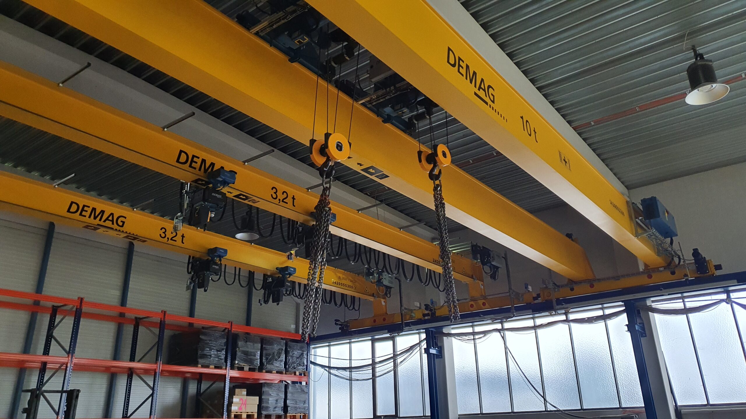 Ein Kran kommt selten alleine.
Darfs auch noch Tandembetrieb mit Kran und Katzen sein?