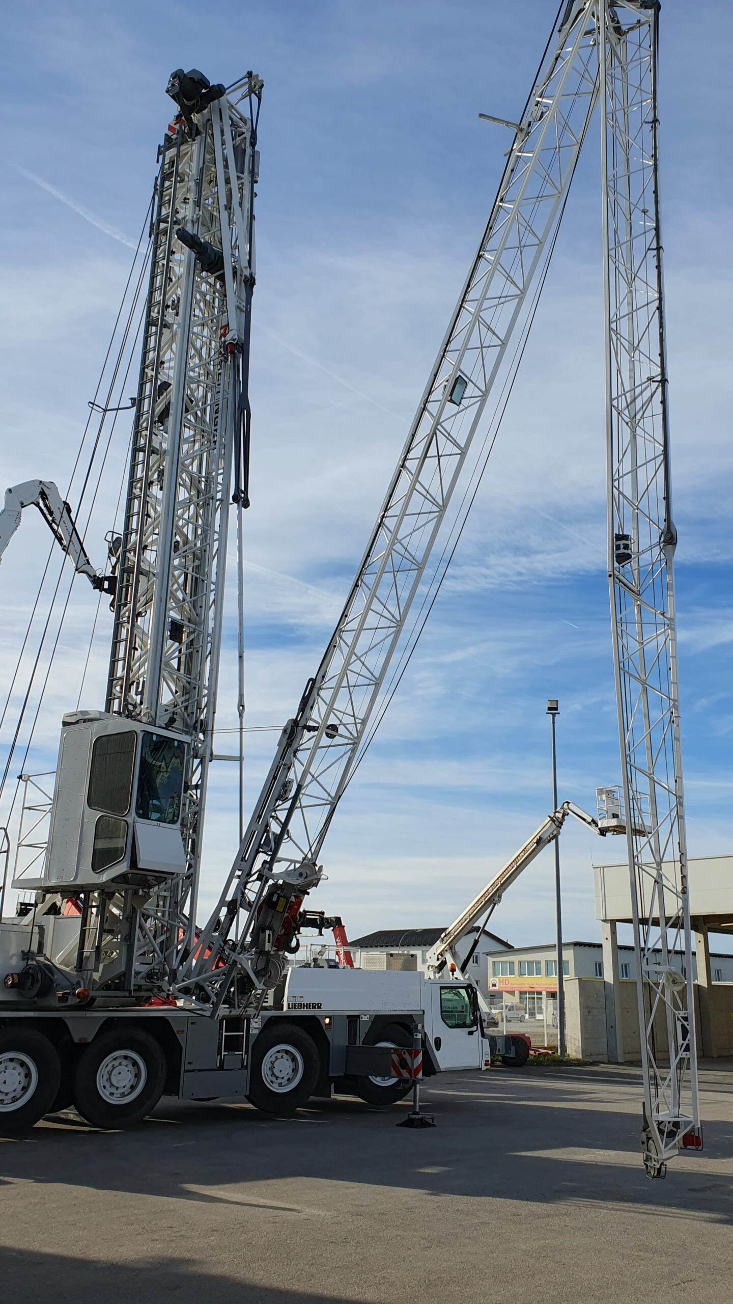 Mobilbaukran beim Aufstellen