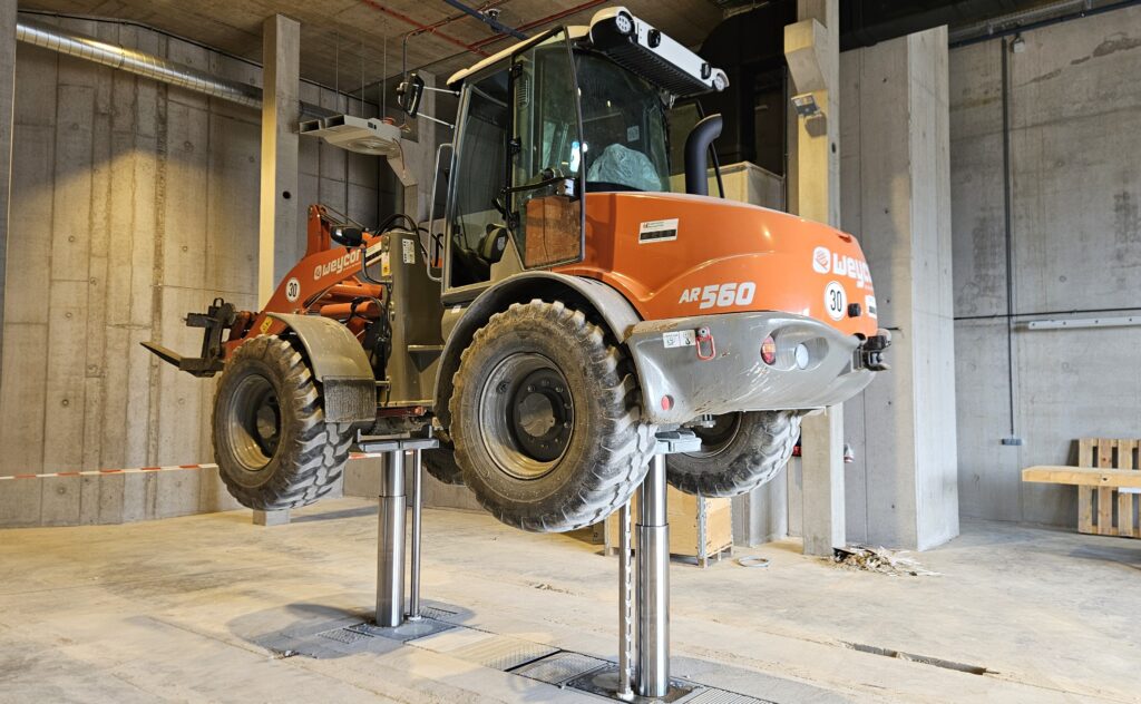 Probebelastung Hebebühne mit Radlader